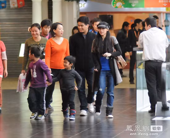 Mặc dù đang rất bận rộn với công việc, Trương Bá Chi vẫn tranh thủ đưa con trai Lucas đi chơi