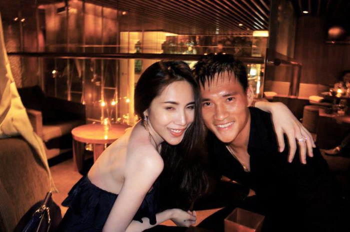 Nữ ca sĩ và nam cầu thủ trông rất hạnh phúc.