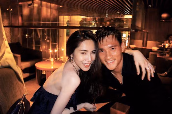 Nữ ca sĩ và nam cầu thủ trông rất hạnh phúc.