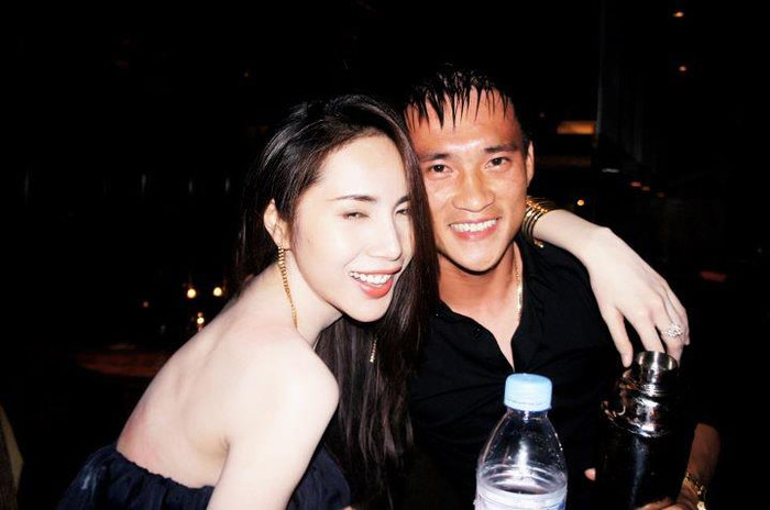 Dường như họ đang "ngà ngà say" men tình yêu khi ở bên nhau.