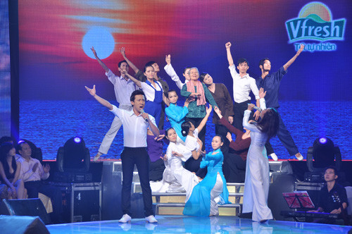 Đoan Trang - Trấn Thành khơi gợi cảm xúc hào hùng về Đất nước. Đoan Trang - Trấn Thành khơi gợi cảm xúc hào hùng về Đất nước.