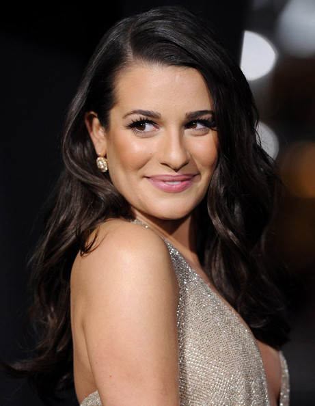 Chồng Demi Moore lộ liễu "soi" ngực Lea Michele ảnh 11 Lea Michele diện chiếc váy xẻ sâu, ôm sát cơ thể, khoe vòng một