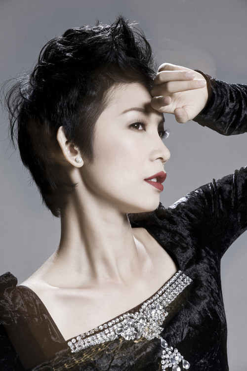 Xuân Lan đầy quyến rũ và cá tính với mái tóc ngắn. Xuân Lan đầy quyến rũ và cá tính với mái tóc ngắn.