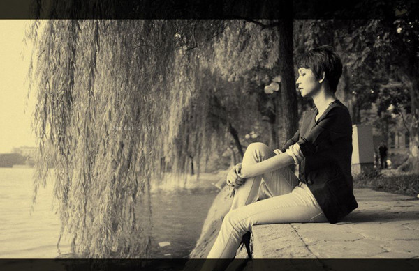 Xuân Lan thư thái trên phố cổ Hà Nội ảnh 8