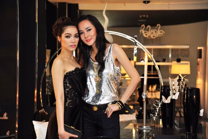 Trong suốt buổi tiệc chiêu đãi, Dương Yến Ngọc tỏ ra khá thân thiết với Quách An An.