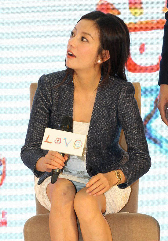 Triệu Vy hớ hênh trong buổi ra mắt phim ảnh 3 Triệu Vy hớ hênh trong buổi ra mắt phim ảnh 3