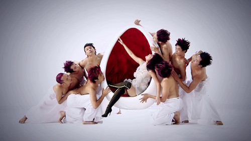 Vòng tròn khắc họa một hình ảnh cô Bống hoàn toàn khác biệt Vòng tròn khắc họa một hình ảnh cô Bống hoàn toàn khác biệt