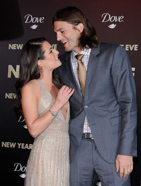 Chồng Demi Moore lộ liễu "soi" ngực Lea Michele ảnh 1 Ashton Kutcher và Lea Michele có mặt trên thảm đỏ trong buổi công chiếu bộ phim 'New Year's Eve' tại Los Angeles tối 6/12.