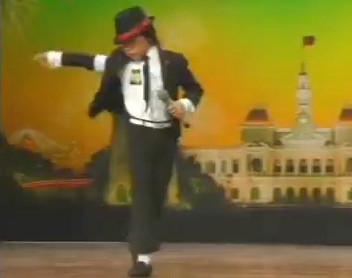 Bé 8 tuổi nhảy Michael Jackson, hát Chú ếch con gây "sốt" ảnh 1 Bé 8 tuổi nhảy Michael Jackson, hát Chú ếch con gây "sốt" ảnh 1