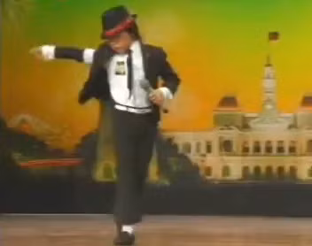 Bé 8 tuổi nhảy Michael Jackson, hát Chú ếch con gây "sốt" ảnh 1