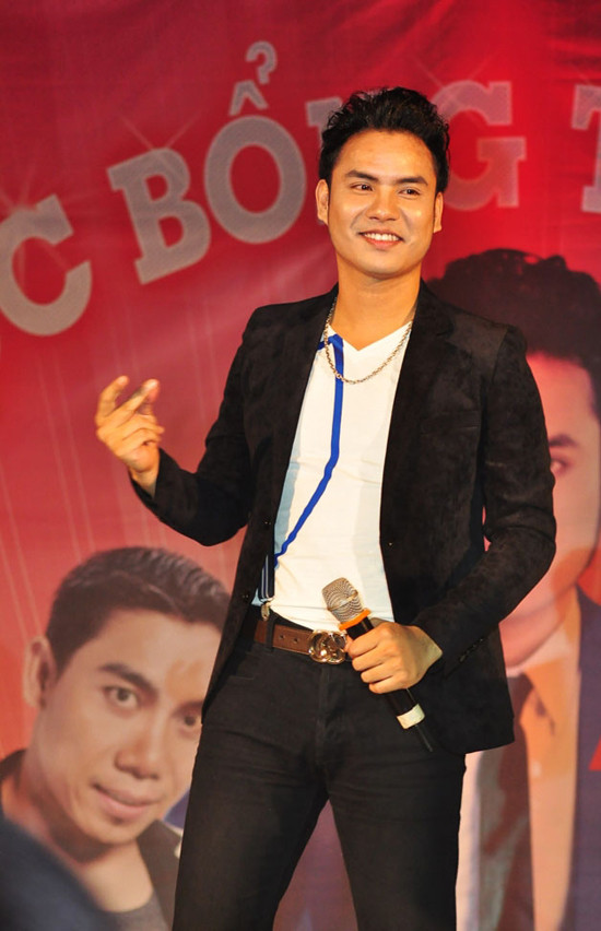 Phạm Văn Mách chung show hát với nữ ca sĩ tung clip nóng ảnh 8 A Tuân cũng giới thiệu nhiều ca khúc trong album mới "Đừng để anh một mình".