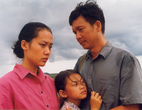 Đơn Dương và Hồng Ánh trong phim Đời Cát. Bộ phim đã giành giải Bông sen vàng tại Liên hoan phim Việt Nam lần thứ 13 (năm 2001) Đơn Dương và Hồng Ánh trong phim Đời Cát. Bộ phim đã giành giải Bông sen vàng tại Liên hoan phim Việt Nam lần thứ 13 (năm 2001)