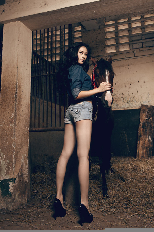 Sở hữu một thân hình nóng bỏng và gương mặt biểu cảm xuất sắc, Ngô Thanh Vân khiến mọi người chú ý đến mình không chỉ ở hình ảnh cá tính, mạnh mẽ mà còn là nét gợi cảm, quyến rũ khó cưỡng.