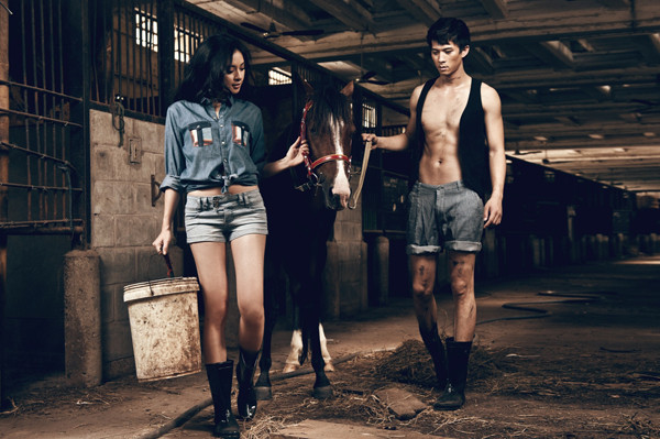 Hà Việt Dũng và Ngô Thanh Vân chụp ảnh tại một khu trại ngựa."Đả nữ" hóa thân thành cô nài ngựa yêu kiều và gợi cảm. Điều đặc biệt, trang phục của cặp người mẫu đều do chính tay Ngô Thanh Vân lên ý tưởng thiết kế.