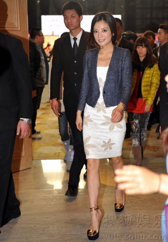 Triệu Vy hớ hênh trong buổi ra mắt phim ảnh 6 Én nhỏ thời gian này trông thon thả hơn trước. Theo một nguồn tin, người đẹp sẽ thử sức mình trong vai trò đạo diễn với tác phẩm đầu tay chuyển thể từ tiểu thuyết "Anh có thích nước Mỹ không" của Tân Di Ổ.