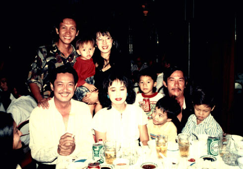 Cuộc đời Đơn Dương qua những bức ảnh chưa từng công bố ảnh 5 lúc trẻ chú học rất giỏi thi đậu vào ngành y bác sĩ..nhưng vì quá ham me điện ảnh nên chú đã theo ngành điện ảnh và mau chóng nổi lên nhờ nhiềm phim. Diễn viên, đạo diễn Nguyễn Chánh Tín - người dìu dắt Đơn Dương vào con đường điện ảnh.