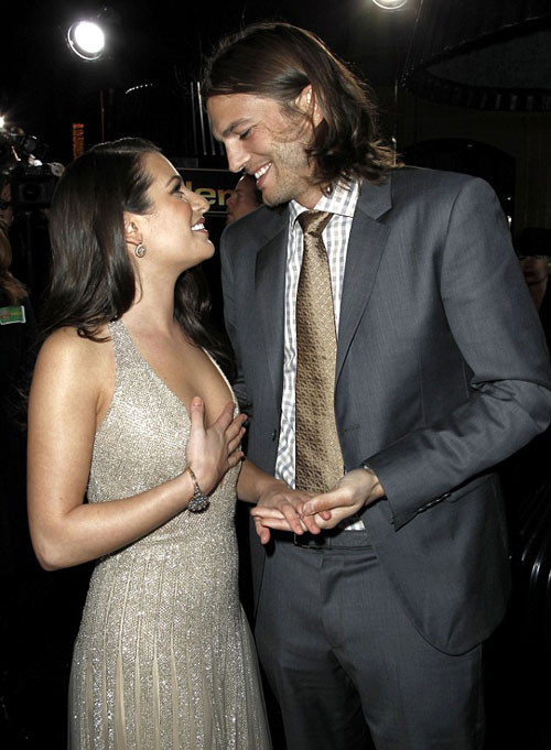 Chồng Demi Moore lộ liễu "soi" ngực Lea Michele ảnh 5 Sau màn ngó nhìn vòng một lộ liễu của Ashton, Lea ngại ngùng lấy tay che ngực.