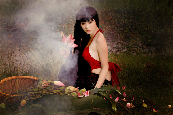 Qua ống kính nhiếp ảnh Ngô Nhật Huy, Phương Trinh khoe nét gợi cảm với yếm mỏng và thoáng.