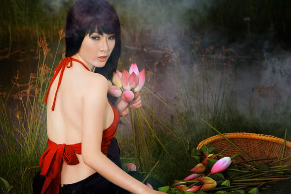 Cô hầu như khoe trọn lưng trần cũng như khoe khóe vòng một một đẫy đà hơn so với lứa tuổi 17.