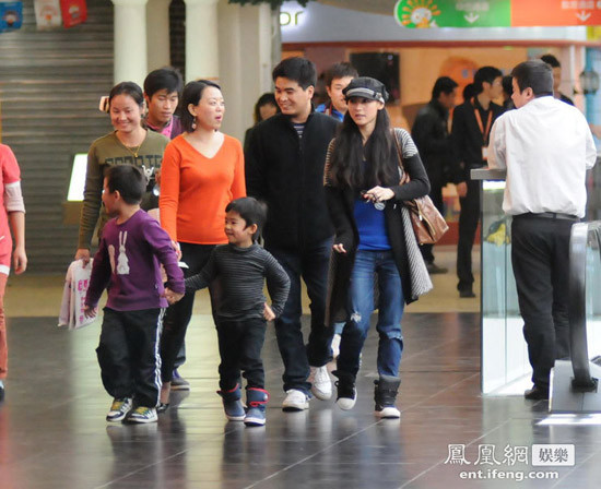 Trương Bá Chi bụng to bất thường ảnh 1 Mặc dù đang rất bận rộn với công việc, Trương Bá Chi vẫn tranh thủ đưa con trai Lucas đi chơi