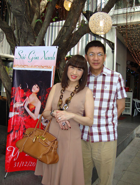 Ý Lan và chồng. Về Việt Nam lần này, ca sĩ Ý Lan sẽ hát tại phòng trà Sài Gòn Xanh, 269 Điện biên Phủ, Q3, TP.HCM vào đêm 31/12.