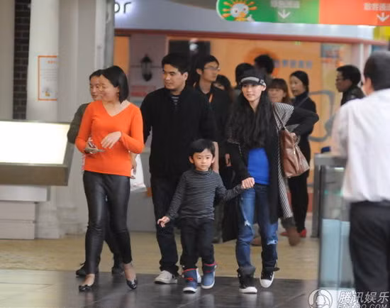 Trương Bá Chi mặc chiếc áo len bó màu xanh, làm nổi rõ phần bụng.