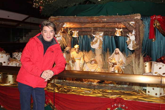 Ít ai biết, Mr Đàm là một con chiên ngoan đạo. Trong ảnh: Anh đang đứng trước một hang đá, gợi nhớ lịch sử ngày Chúa giáng thế. Ít ai biết, Mr Đàm là một con chiên ngoan đạo. Trong ảnh: Anh đang đứng trước một hang đá, gợi nhớ lịch sử ngày Chúa giáng thế.