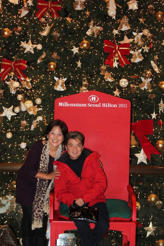 Chụp hình cùng một khán giả hâm mộ. Chụp hình cùng một khán giả hâm mộ.