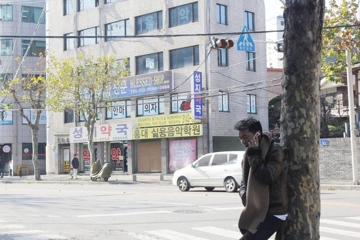 Ngoài ra, anh vẫn liên lạc công việc ở Việt Nam, thông qua chiếc điện thoại được nối vùng quốc tế. Ngoài ra, anh vẫn liên lạc công việc ở Việt Nam, thông qua chiếc điện thoại được nối vùng quốc tế.