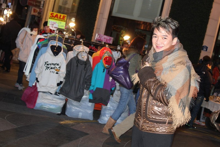 Chiếc khăn choàng cổ đã trở thành “mốt” thời trang đặc trưng của Mr Đàm và không thể thiếu mỗi khi anh đi lưu diễn nước ngoài. Chiếc khăn choàng cổ đã trở thành “mốt” thời trang đặc trưng của Mr Đàm và không thể thiếu mỗi khi anh đi lưu diễn nước ngoài.