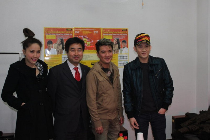 Trong chuyến đi còn có ca sĩ Bảo Thy, Dương Triệu Vũ. Trong chuyến đi còn có ca sĩ Bảo Thy, Dương Triệu Vũ.