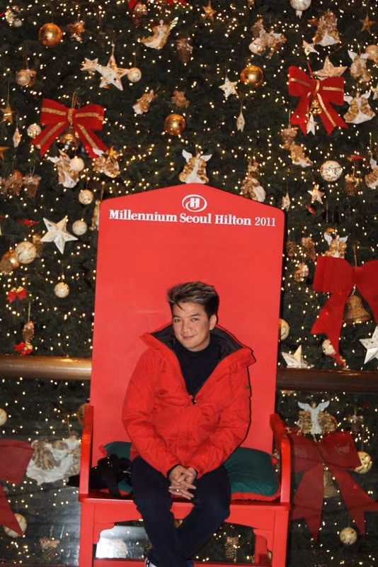 Gương mặt Mr Đàm có vẻ mãn nguyện, ngập tràn hạnh phúc trong không khí Giáng sinh tại Hàn Quốc…