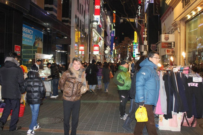 Mr Đàm hào hứng tại một khu mua sắm… Mr Đàm hào hứng tại một khu mua sắm…