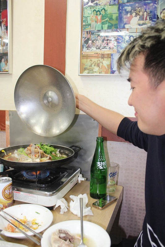 Dùng món ăn của Hàn Quốc. Dùng món ăn của Hàn Quốc.