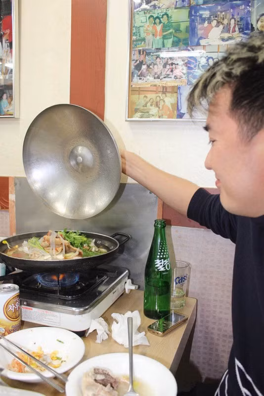 Dùng món ăn của Hàn Quốc.