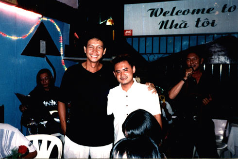 Cuộc đời Đơn Dương qua những bức ảnh chưa từng công bố ảnh 7 Mến mộ tài năng của Đơn Dương, khách hàng đến nhà hàng rất đông.