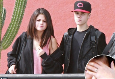 Selena Gomez đeo nhẫn ở ngón áp út ảnh 1 Selena Gomez và Justin Bieber cùng nhau đi chơi ở Mexico hôm 7/12.