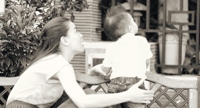 Khoảnh khắc bình yên của "gái một con" sau những đêm đi biểu diễn.