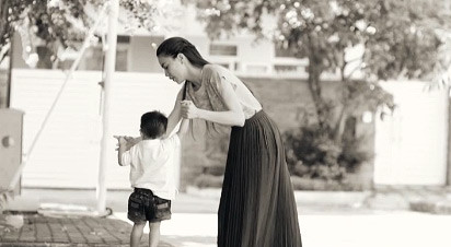 Hà Hồ tập cho con trai những bước đi đầu tiên.