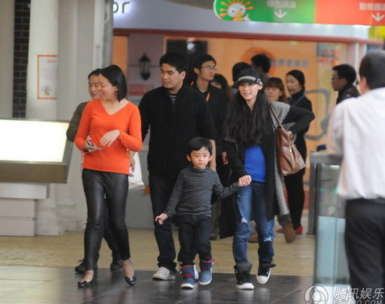 Trương Bá Chi bụng to bất thường ảnh 2 Trương Bá Chi mặc chiếc áo len bó màu xanh, làm nổi rõ phần bụng.