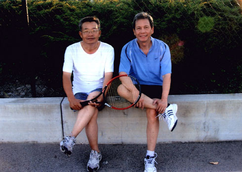 Cuộc đời Đơn Dương qua những bức ảnh chưa từng công bố ảnh 8 Tuy ly dị Xuân Sanh nhưng mối quan hệ của Đơn Dương với gia đình vợ vẫn rất tốt. Năm 2010, ba Khánh Trung sang Mỹ chơi với Đơn Dương. Tài tử