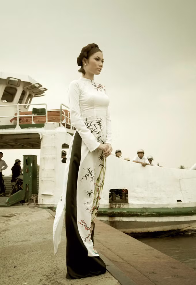 Thay thế vào đó là một đường hầm xuyên lòng sông dài gần 1,49 km, rộng 33m, cao 9m, với 6 làn xe lưu thông, thuộc hàng hiện đại nhất khu vực Đông Nam Á. Thay thế vào đó là một đường hầm xuyên lòng sông dài gần 1,49 km, rộng 33m, cao 9m, với 6 làn xe lưu thông, thuộc hàng hiện đại nhất khu vực Đông Nam Á.