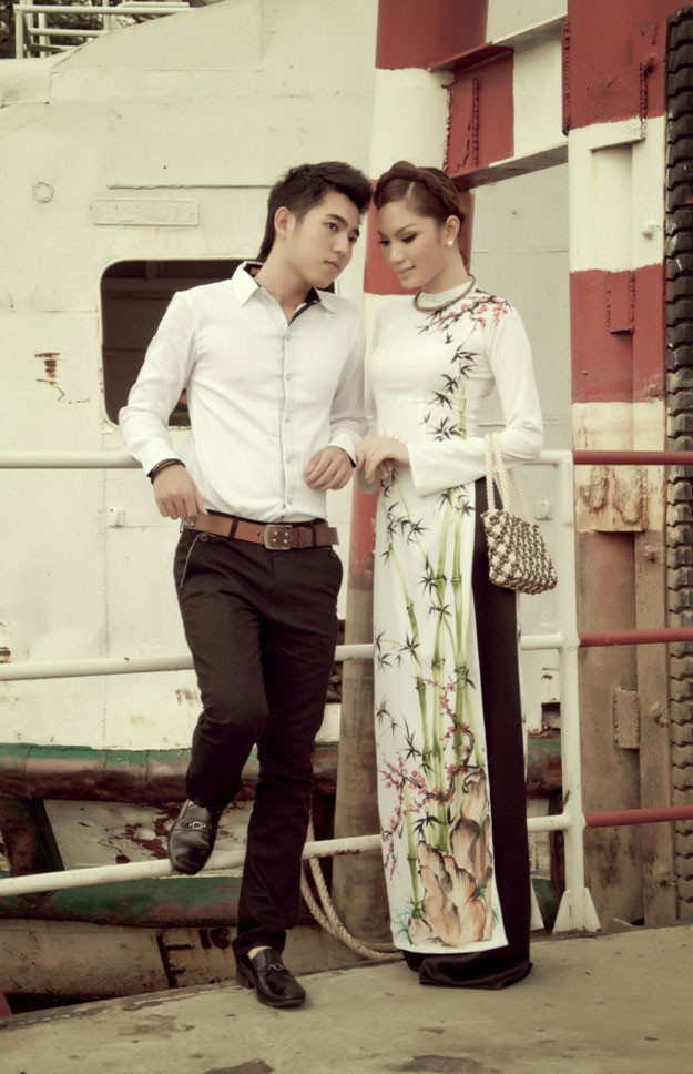 Nơi đây, cô đã từng gặp và chớm nở một tình yêu cùng chàng trai miền Nam. Mối tình của đôi trai tài, gái sắc đã qua đi, chỉ còn là tiếc nuối… Nơi đây, cô đã từng gặp và chớm nở một tình yêu cùng chàng trai miền Nam. Mối tình của đôi trai tài, gái sắc đã qua đi, chỉ còn là tiếc nuối…