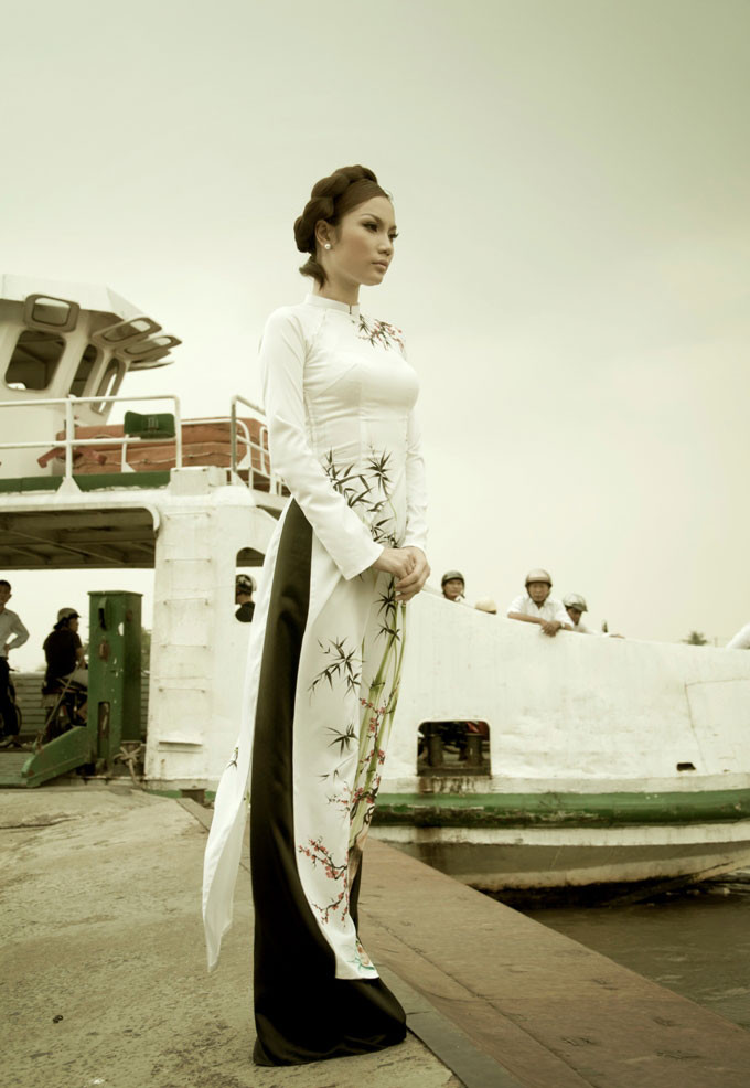 Thay thế vào đó là một đường hầm xuyên lòng sông dài gần 1,49 km, rộng 33m, cao 9m, với 6 làn xe lưu thông, thuộc hàng hiện đại nhất khu vực Đông Nam Á. Thay thế vào đó là một đường hầm xuyên lòng sông dài gần 1,49 km, rộng 33m, cao 9m, với 6 làn xe lưu thông, thuộc hàng hiện đại nhất khu vực Đông Nam Á.