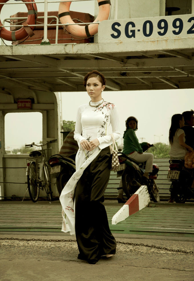 Trong buổi chiều tà lãng đãng của ngày cuối năm, trên bến phà lặng lẽ, vắng khách, người ta thấy một cô gái Hà Thành xinh đẹp, trong tà áo lụa, cổ đeo kiềng bạc, tóc búi cao lặng lẽ dạo bước, hồi tưởng về những ngày đã qua. Trong buổi chiều tà lãng đãng của ngày cuối năm, trên bến phà lặng lẽ, vắng khách, người ta thấy một cô gái Hà Thành xinh đẹp, trong tà áo lụa, cổ đeo kiềng bạc, tóc búi cao lặng lẽ dạo bước, hồi tưởng về những ngày đã qua.