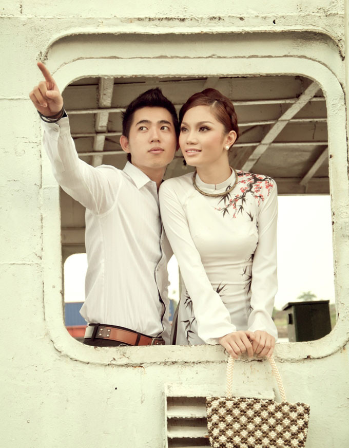 Cánh cửa sắt tấp nập người qua lại, khung cửa sổ của chiếc phà… Tất cả sắp đi vào dĩ vãng... đã đưa cô về những kỷ niệm đẹp… Cánh cửa sắt tấp nập người qua lại, khung cửa sổ của chiếc phà… Tất cả sắp đi vào dĩ vãng... đã đưa cô về những kỷ niệm đẹp…