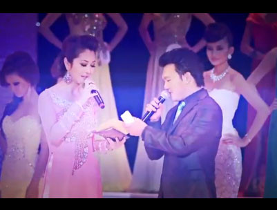 Hoa hậu Jennifer Phạm làm MC của đêm chung kết cuộc thi năm 2011 (ảnh chụp từ clip) Hoa hậu Jennifer Phạm làm MC của đêm chung kết cuộc thi năm 2011 (ảnh chụp từ clip)