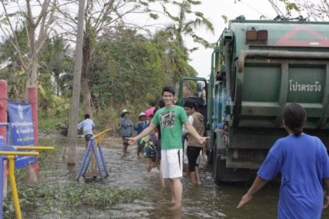 Mister Việt Nam rất hoà đồng trọng bộ đồ gọn gàng và tỏ ra khá quen thuộc với cảnh ngập lụt thế này. Mister Việt Nam rất hoà đồng trọng bộ đồ gọn gàng và tỏ ra khá quen thuộc với cảnh ngập lụt thế này.