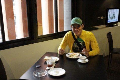 Sau bữa cơm đạm bạc, chàng trai Việt Nam đã bắt đầu các hoạt động của mình. Sau bữa cơm đạm bạc, chàng trai Việt Nam đã bắt đầu các hoạt động của mình.