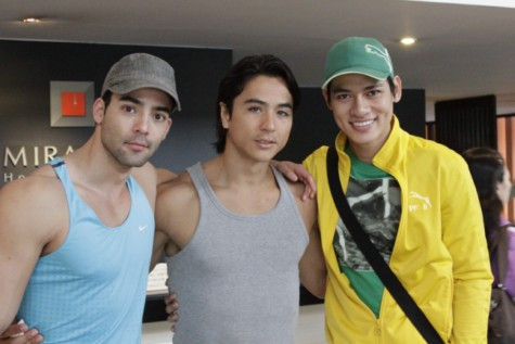 Hai người bạn: Jeefry Rojas (Mister Venezula) và Sergio Felipe Meléndez (Mister Mexico) sẽ đồng hành cùng Lê Khôi Nguyên trong các hoạt động. Hai người bạn: Jeefry Rojas (Mister Venezula) và Sergio Felipe Meléndez (Mister Mexico) sẽ đồng hành cùng Lê Khôi Nguyên trong các hoạt động.